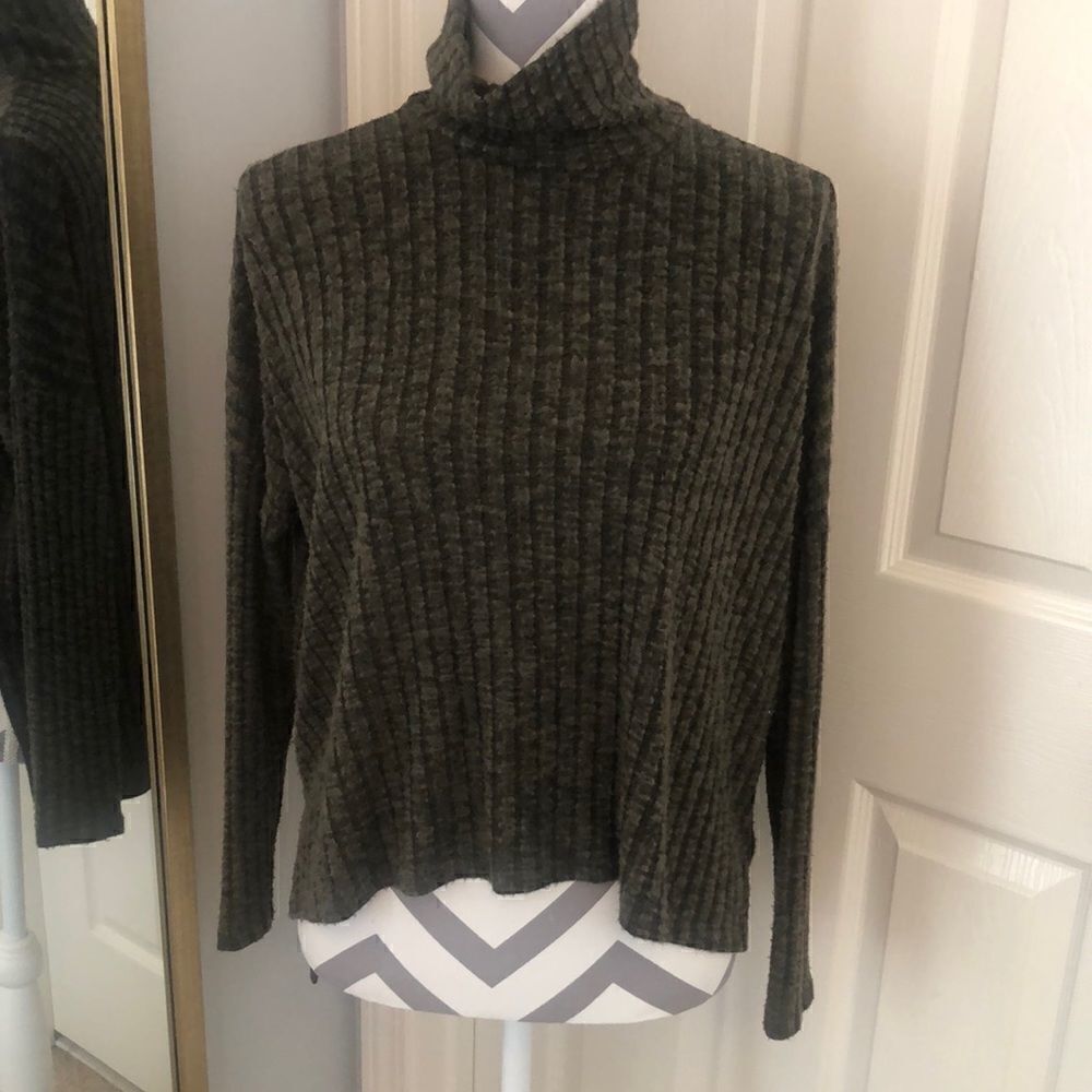 American Eagle olive green polyester blend lightweight turtleneck pullover
